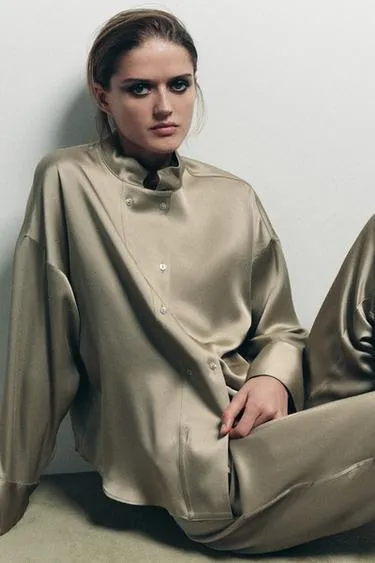 Атласная рубашка с двубортной застежкой