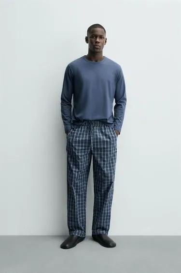 Пижама в клетку, состоящая из футболки и брюк