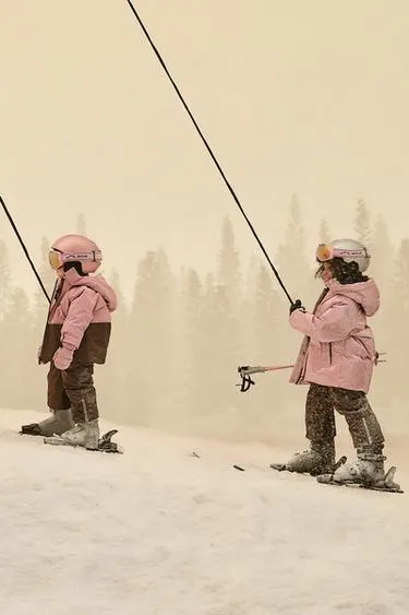 Пуховик ZARA с металлическим блеском и системой RECCO® для катания на лыжах и сноуборде- Заказать в России