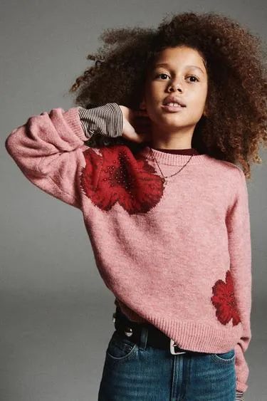 Джемпер из трикотажа с цветами и бусинами