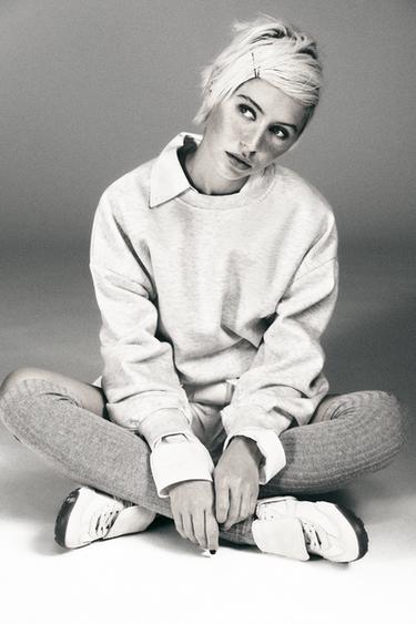 Zara Кроссовки с деталью на язычке