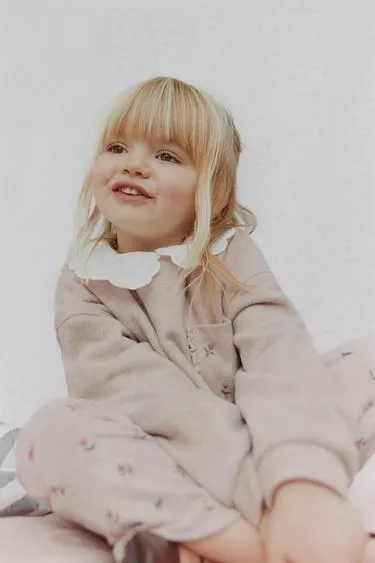 Комплект из футболки и расклешенных легинсов из мягкой ткани- Заказать в России