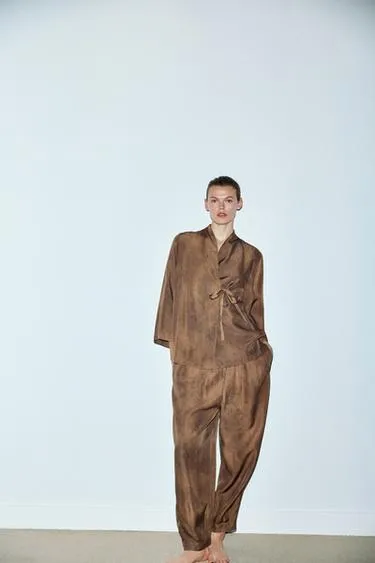 Рубашка с запахом и принтом