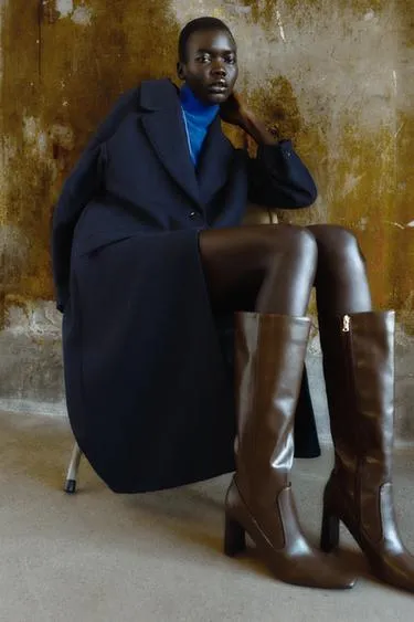 Высокие сапоги с декоративной строчкой