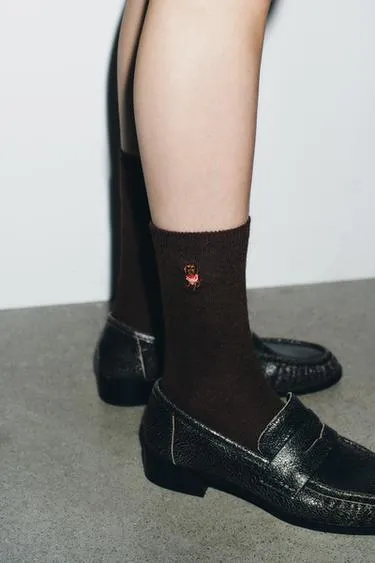 Гладкие носки с вышивкой таксы