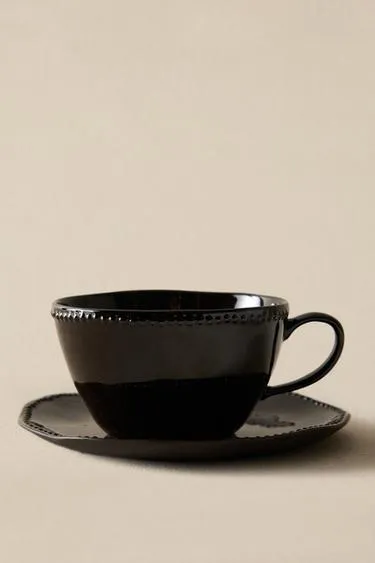 Чашка и блюдце для кофе из керамики с рельефным узором