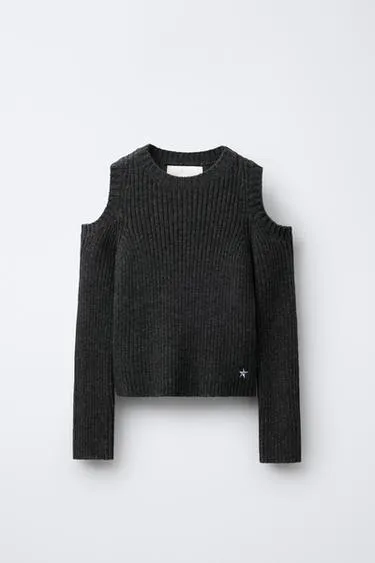 Вязаный свитер с вырезами и вышитой звездой