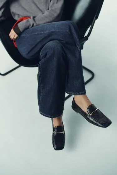 Лоферы с рельефным узором и пряжкой