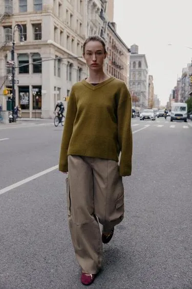 Однотонный свитер с V-образным вырезом