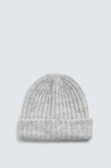 Шапка из рельефной пряжи