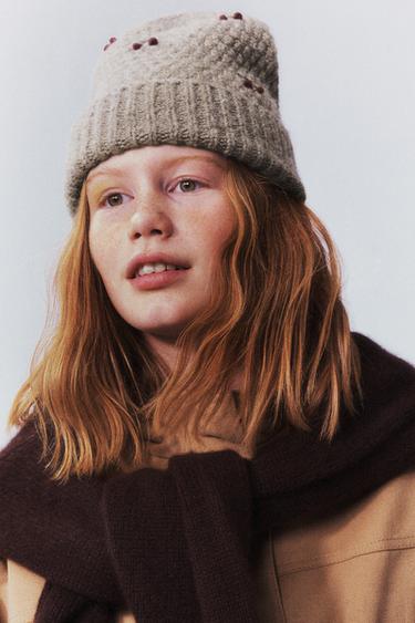 Zara Шапка бини с вышивкой вишен купить с доставкой.