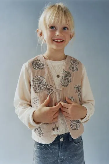 Бархатный жилет с вышитыми цветами и пайетками- Заказать в России