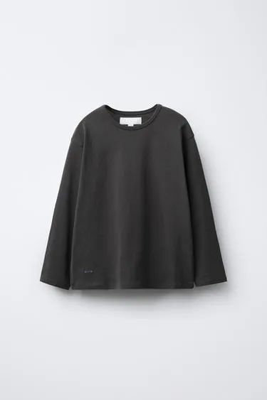 Однотонная футболка с вышивкой