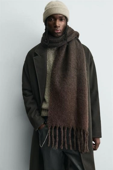 Шарф с мягким ворсом и кисточками