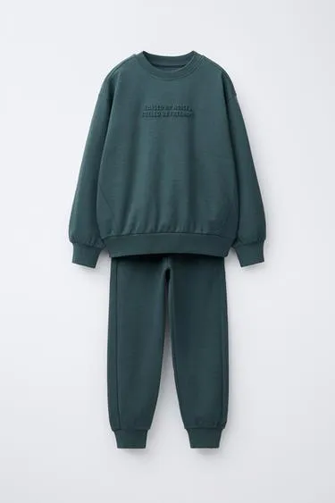 Комплект из толстовки и джоггеров с тисненым текстом