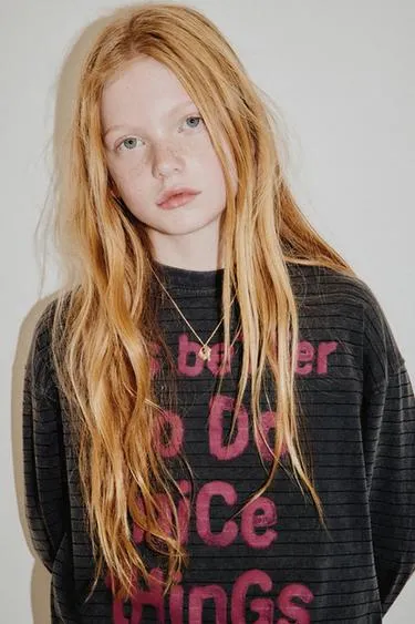 Футболка с эффектом потертости, полосками и надписью- Заказать в России