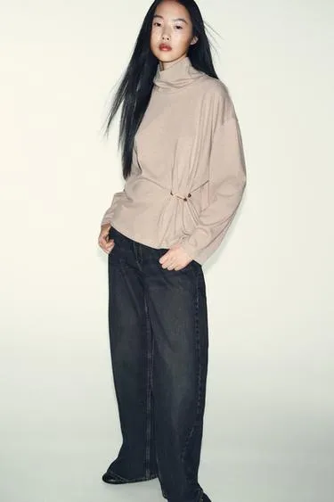 Мягкий топ с металлической деталью