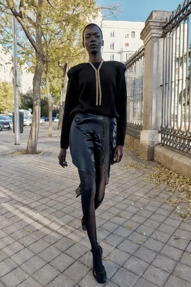 Атласная мини-юбка с кружевом