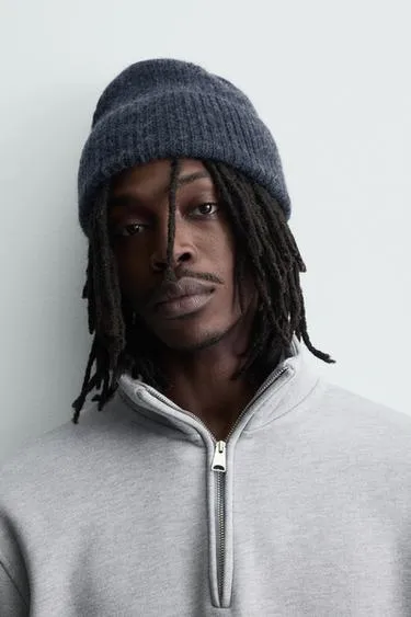 Шерстяная вязаная шапка