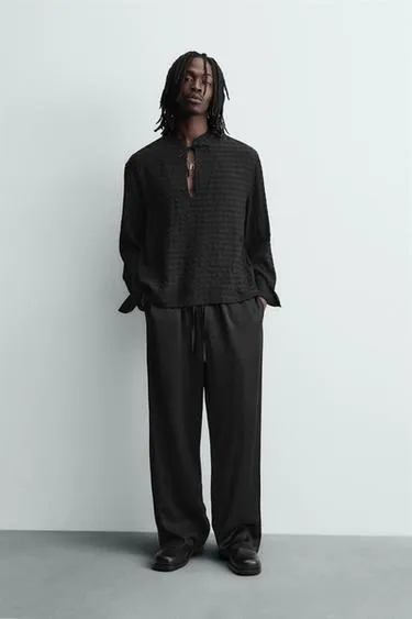 Поло из струящейся рельефной ткани- Заказать в России