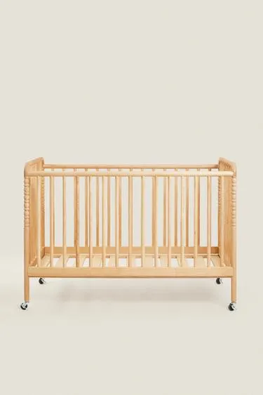 Деревянная кровать с резьбой- Заказать в России