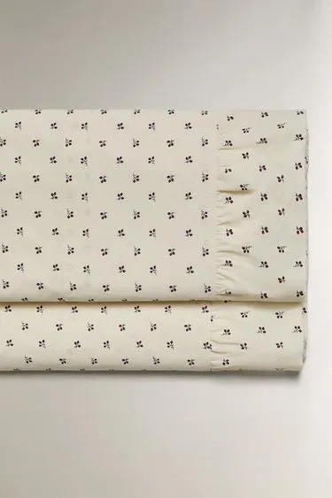 Детское простынное полотно с оборками и цветочным принтом