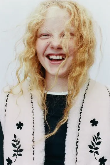 Жилет из искусственной замши с вышивкой и искусственным мехом