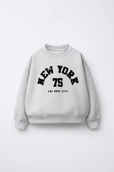 Толстовка с рельефной надписью