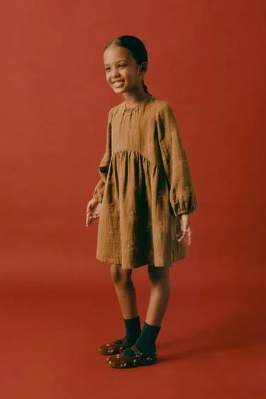 Платье с вышитыми цветами