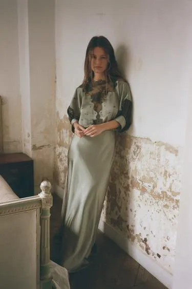 Атласное платье с кружевом