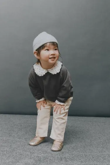 Футболка с отложным воротником и цветочным принтом