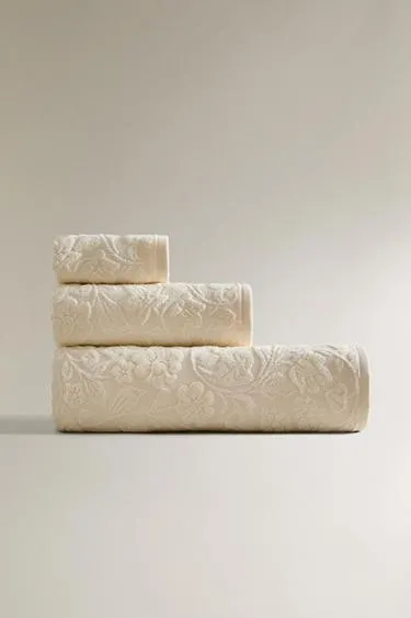 Велюровое полотенце с цветочным жаккардом- Заказать в России