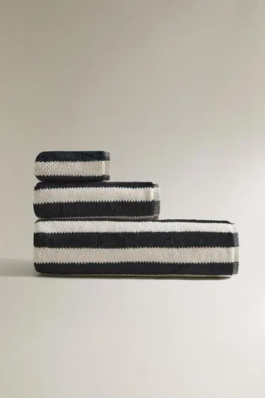 Рельефное махровое полотенце