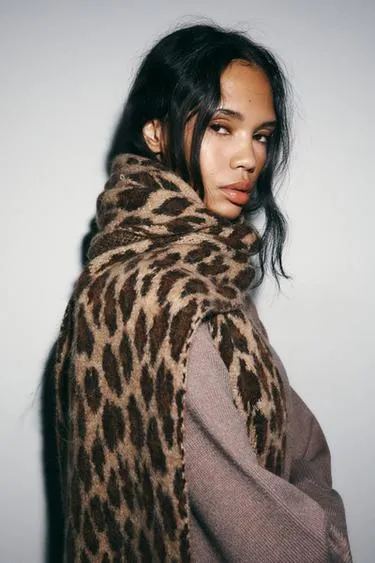 Трикотажный шарф с анималистическим принтом- Заказать в России