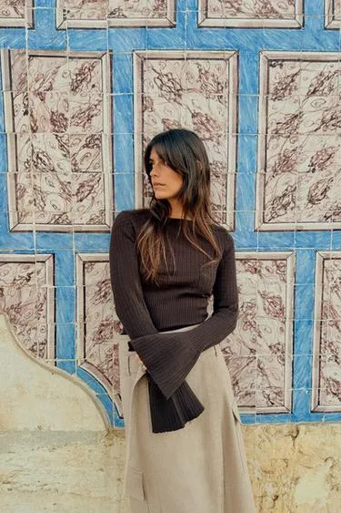 Приталенный джерси в рубчик с рукавами клеш