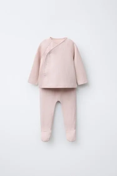 Комплект из футболки и легинсов с рельефным узором