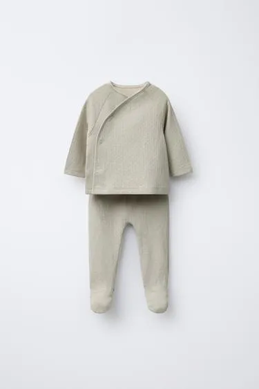 Комплект из футболки и легинсов с рельефным узором