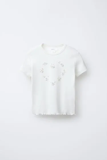 Футболка в рубчик с цветами и бусинами