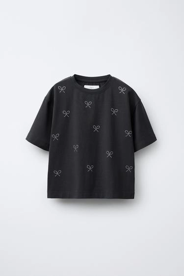 Футболка прямого кроя с аппликациями из стразов и бантами- Заказать в России