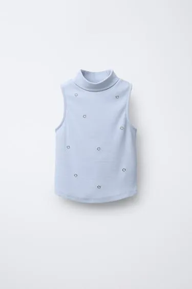 Топ в рубчик с воротником-стойкой и заклепками в виде сердец