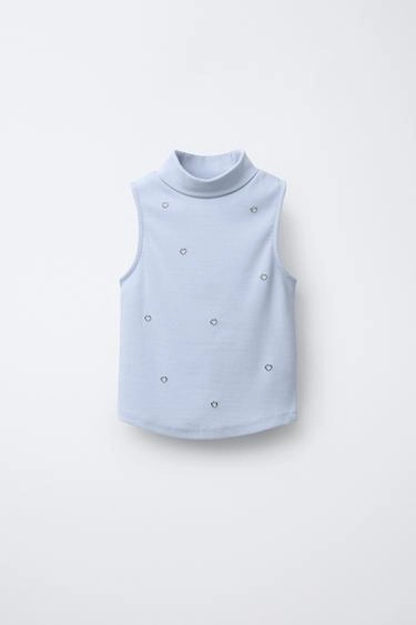 Футболка с воротником-хомутом и стразами в форме сердец- Заказать в России