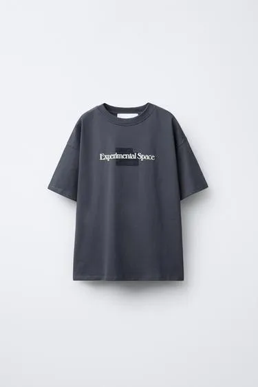 Футболка с рельефной надписью