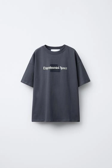 Футболка с флокированным слоганом- Заказать в России