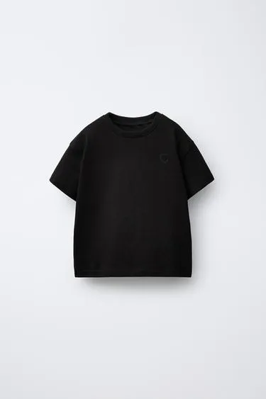 Базовая футболка с вышитым сердцем