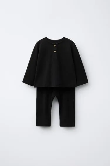 Комплект из футболки хенли и однотонных брюк