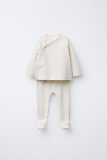 Комплект из футболки и легинсов с рельефным узором- Заказать в России