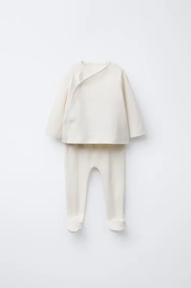 Комплект из футболки и легинсов с рельефным узором- Заказать в России