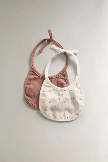 Набор слюнявчиков с цветочным узором (набор из 2 шт.)