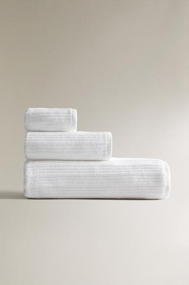 Zara Велюровое полотенце с рельефным полосатым узором
