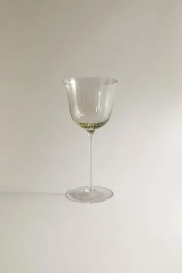 Прозрачный бокал для вина